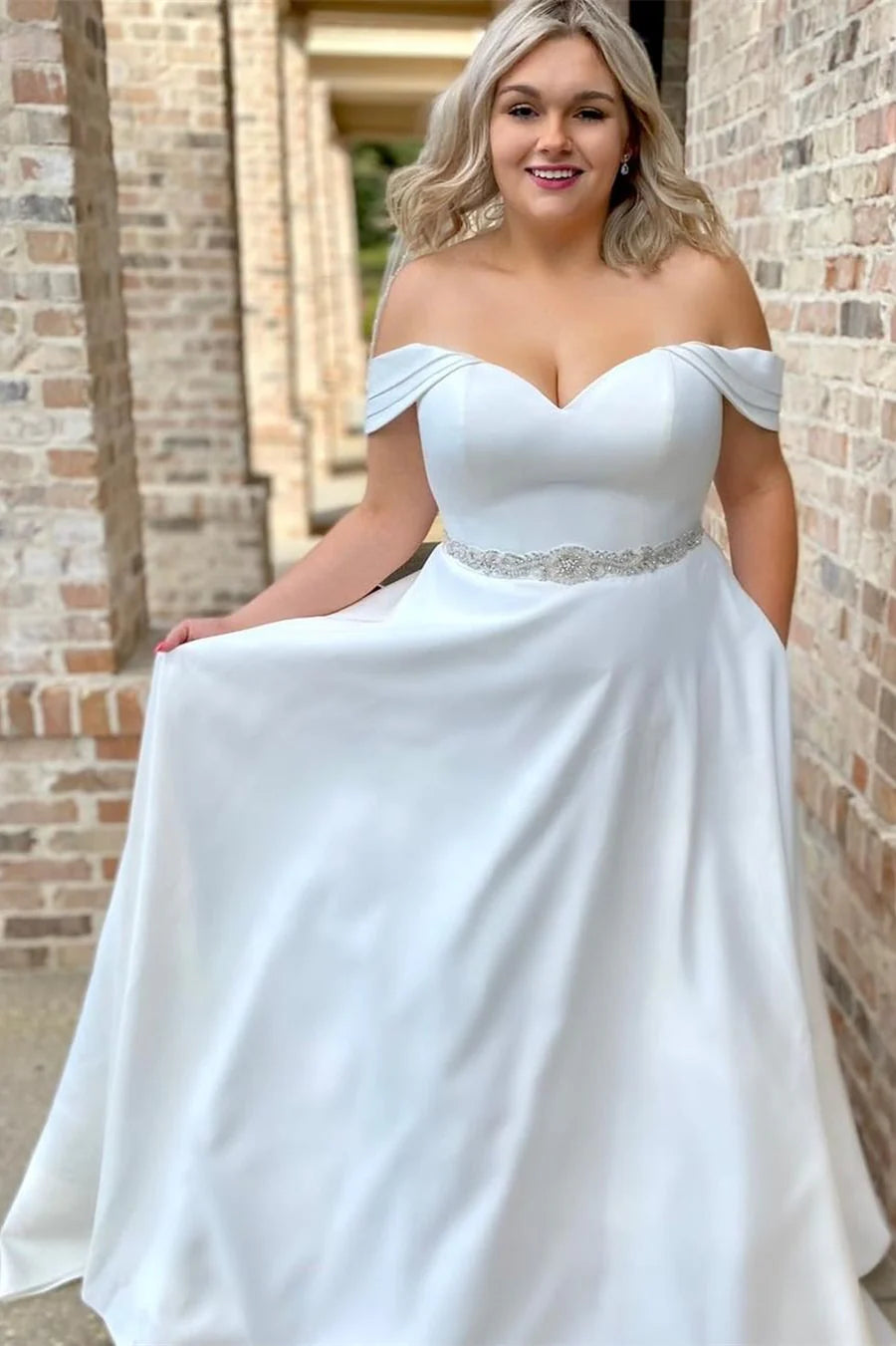 Vestido de novia largo con corte A y hombros descubiertos